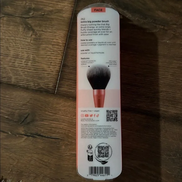 New - Real Techniques Oversized Powder Brush. - Picture 3 of 4